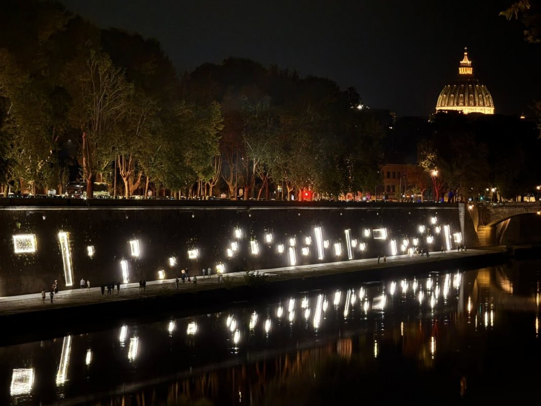 Mario Carlo Iusi. Luminis, veduta dell'installazione sul fiume Tevere, Roma, 2025. Foto di Stefania Cianfroca