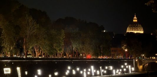 Le luci si accendono sul Tevere, con la nuova installazione di Mario Carlo Iusi Mario Carlo Iusi. Luminis, veduta dell'installazione sul fiume Tevere, Roma, 2025. Foto di Stefania Cianfroca