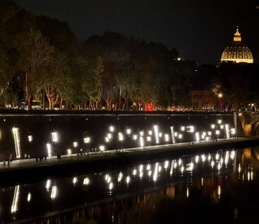 Le luci si accendono sul Tevere, con la nuova installazione di Mario Carlo Iusi Mario Carlo Iusi. Luminis, veduta dell'installazione sul fiume Tevere, Roma, 2025. Foto di Stefania Cianfroca