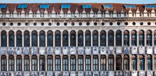 La Casa di The Human Safety Net presenta l’installazione “Dreams in Transit” a Venezia