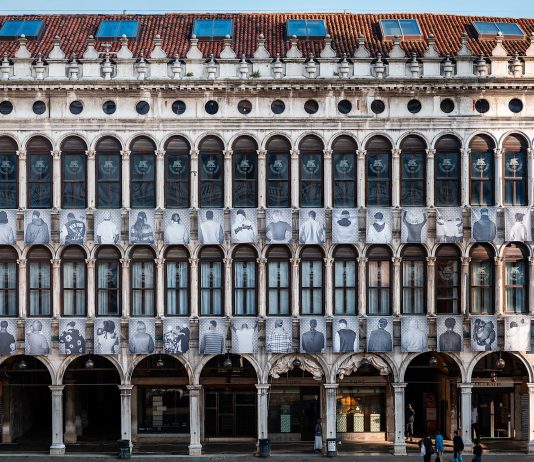 La Casa di The Human Safety Net presenta l’installazione “Dreams in Transit” a Venezia