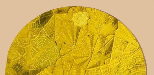 Un’antica chiesa di Napoli risplende con le opere dorate di Maziar Mokhtari