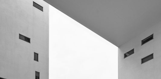 Pino Musi traduce in immagini i ritmi polifonici delle città: la mostra a Lecce