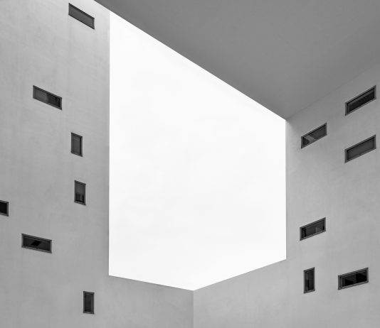 Pino Musi traduce in immagini i ritmi polifonici delle città: la mostra a Lecce