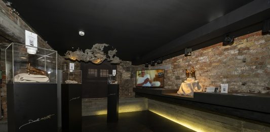 Le icone del cinema raccontate attraverso le mani: la mostra di Dante Mortet a Venezia