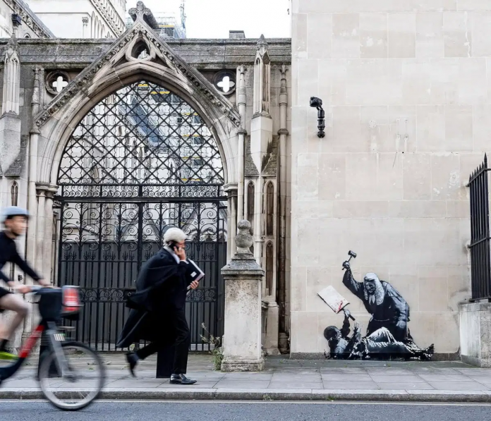 banksy-royal-courts-of-justice-londra-2