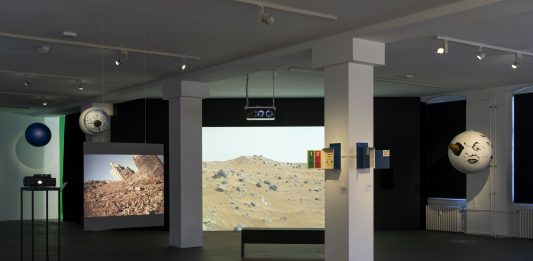 «Abitare significa rimanere stranieri»: viaggio nella 13a Biennale di Berlino