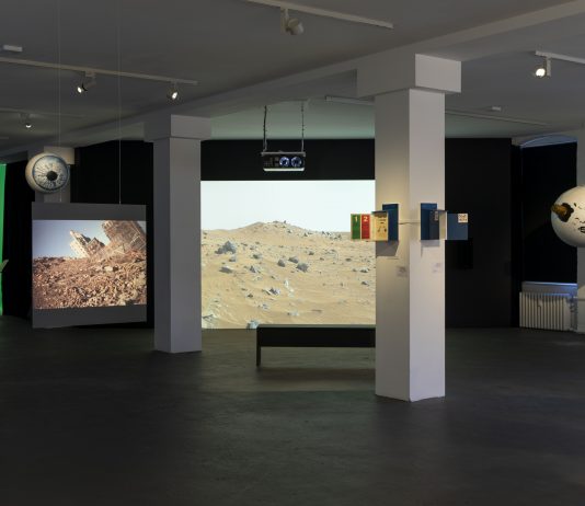 «Abitare significa rimanere stranieri»: viaggio nella 13a Biennale di Berlino