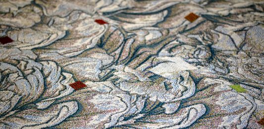 Lifeweave: Emilio Vavarella intreccia DNA e tessuti in arazzi coloratissimi