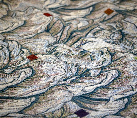 Lifeweave: Emilio Vavarella intreccia DNA e tessuti in arazzi coloratissimi