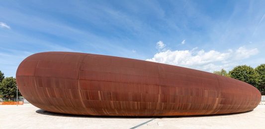 Napoli inaugura la stazione della metropolitana firmata da Anish Kapoor