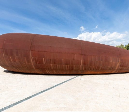 Napoli inaugura la stazione della metropolitana firmata da Anish Kapoor