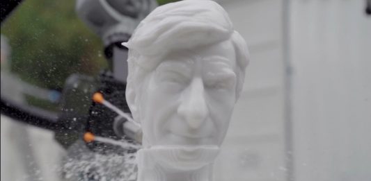 Maurizio Cattelan vince il premio Marmorac a Verona. Ma a ritirarlo ci manda la sua testa robotica