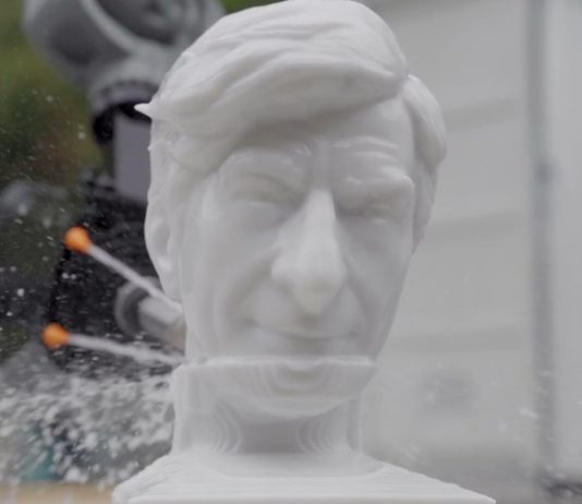 Maurizio Cattelan vince il premio Marmorac a Verona. Ma a ritirarlo ci manda la sua testa robotica