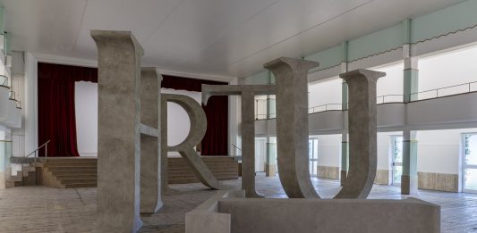 Shilpa Gupta: l’artista che ridefinisce i confini del potere shilpa gupta