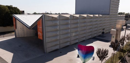 Svelata l’installazione di Patrick Tuttofuoco al Teatro Borsoni di Brescia: l’opera pubblica sarà un nuovo punto di riferimento per la città patrick tuttofuoco