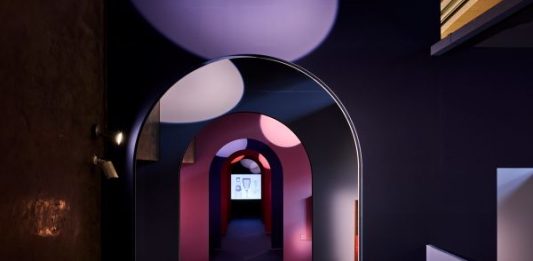 RED CARPET: il cinema dei sogni Campari e l’immaginario del divismo, 1900-1960 fino al 2 giugno 2026 negli spazi di Galleria Campari a Sesto San Giovanni