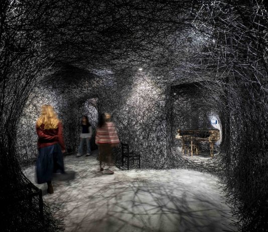 Entrare in un labirinto di intrecci. Le installazioni di Chiharu Shiota al MAO di Torino chiharu shiota