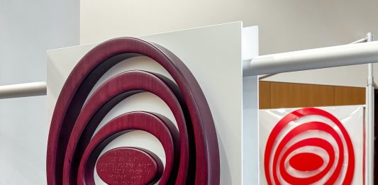 Quando l’arte diventa gioco: Mazzucchelli e Morella in mostra a Palazzo Lombardia Veduta della mostra con le opere LUDI di Fulvio Morella e Franco Mazzucchelli ©Francesca Piovesan, Courtesy gli artisti e Cramum