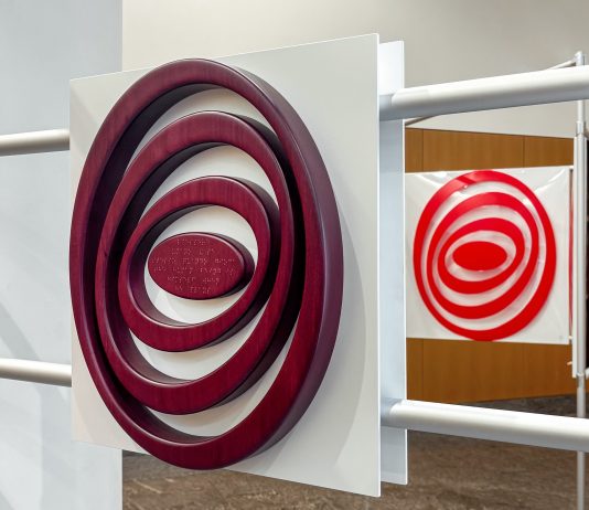 Quando l’arte diventa gioco: Mazzucchelli e Morella in mostra a Palazzo Lombardia Veduta della mostra con le opere LUDI di Fulvio Morella e Franco Mazzucchelli ©Francesca Piovesan, Courtesy gli artisti e Cramum