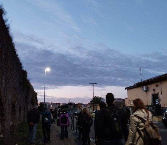 I piedi per terra e la testa nel cloud: l’arte del camminare per Carlo Infante