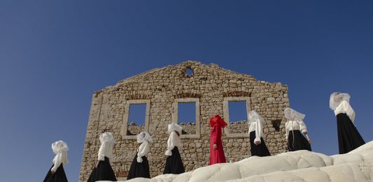 Sisters Hope arriva per la prima volta in Italia con una grande manifestazione performativa che si svolge fino all’11 novembre a Palazzo Naselli ad Aragona in provincia di Agrigento