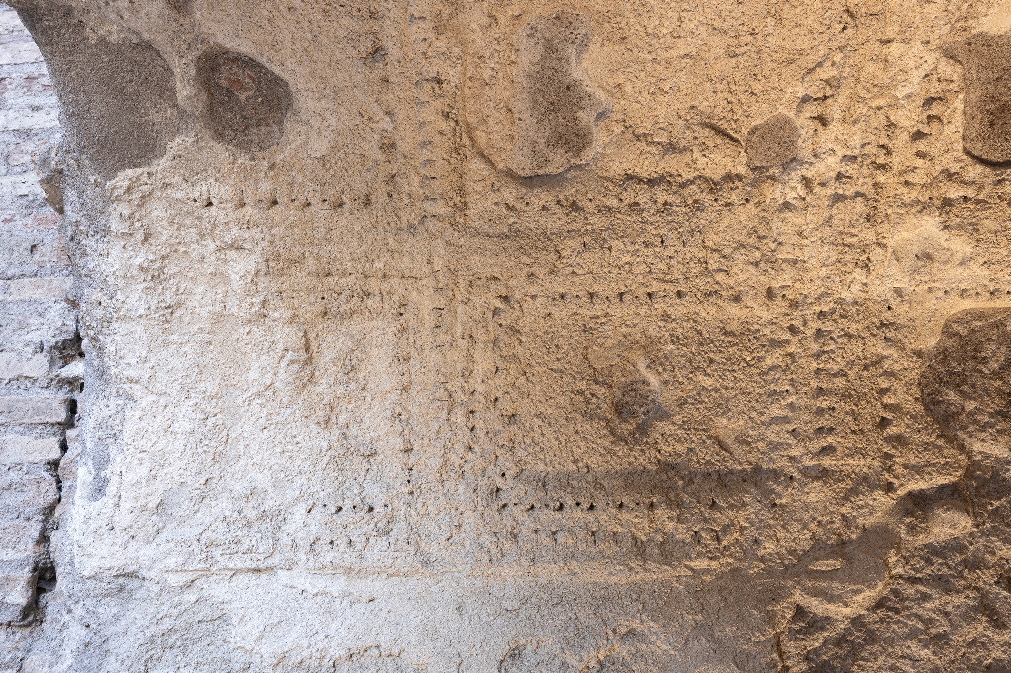 Passaggio di Commodo, decorazione parietale a stucco, Parco archeologico del Colosseo, Ph Simona Murrone, 2025