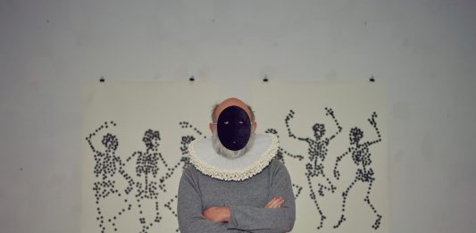 Essere stranieri nel proprio linguaggio: un dialogo con Carlos Amorales