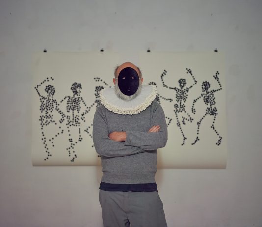 Essere stranieri nel proprio linguaggio: un dialogo con Carlos Amorales