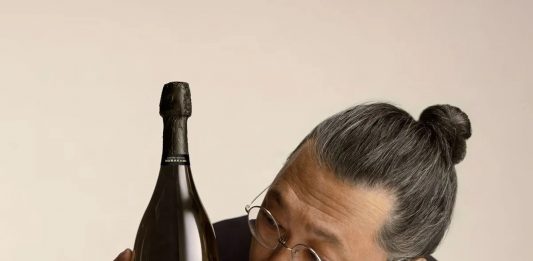 Takashi Murakami veste Dom Pérignon: il Superflat incontra le bollicine d’autore