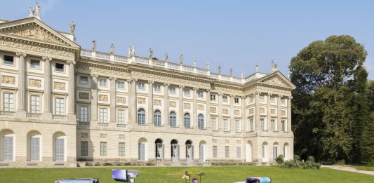 I corpi tessili e le sculture di Sara Enrico invadono il pittoresco giardino della GAM di Milano