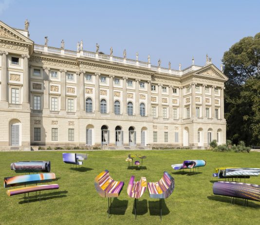 I corpi tessili e le sculture di Sara Enrico invadono il pittoresco giardino della GAM di Milano