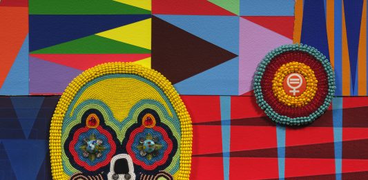 Psicomagia dei colori per Jeffrey Gibson: una mostra tra sacchi da boxe e perline