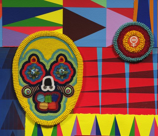 Psicomagia dei colori per Jeffrey Gibson: una mostra tra sacchi da boxe e perline