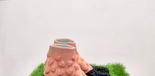 Dietro la maschera surreale del conformismo: una doppia personale da C+N Canepaneri a Milano