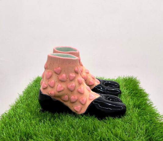 Dietro la maschera surreale del conformismo: una doppia personale da C+N Canepaneri a Milano