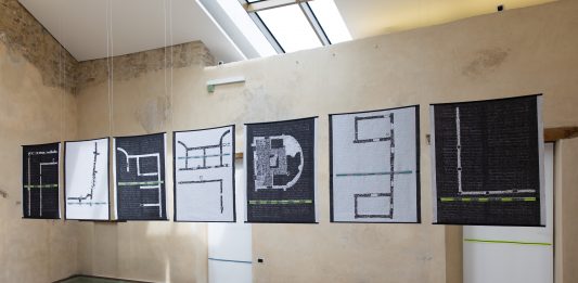 Nelle opere di Muna Mussie in mostra alla Fondazione Menegaz l’arte tesse il filo della libertà