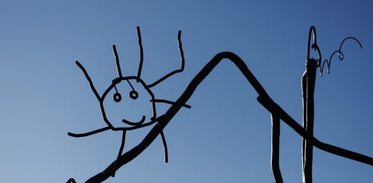 Petrit Halilaj celebra il disegno come libertà: l’arte pubblica di Radis torna a Dogliani