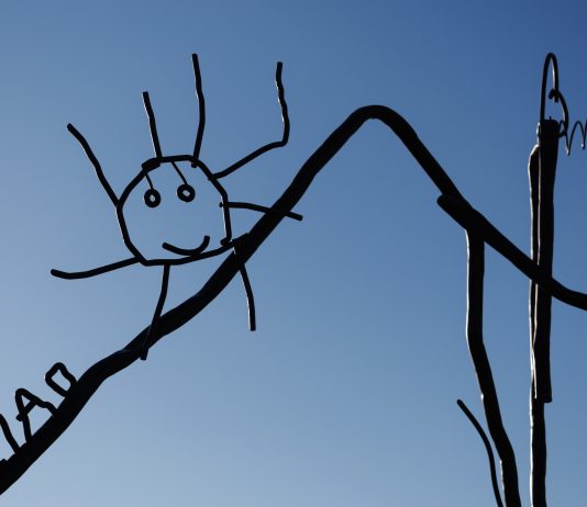 Petrit Halilaj celebra il disegno come libertà: l’arte pubblica di Radis torna a Dogliani