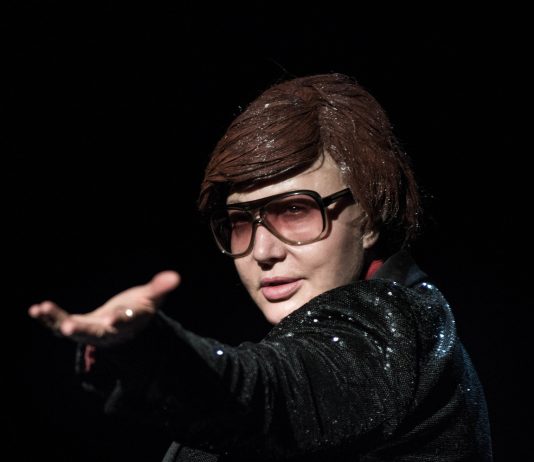 Tony Pagoda: l’adorabile cialtrone di Paolo Sorrentino torna a teatro, a Parma