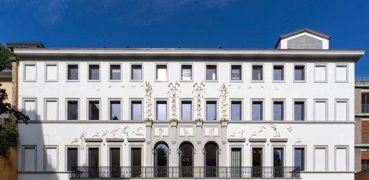 La ceramica di Diego Cibelli ridefinisce il volto della facciata di Fondazione Rovati a Milano Diego Cibelli, Una vita all'aria aperta, veduta dell'installazione, foto Daniele Portanome per Fondazione Luigi Rovati, Milano, 2025