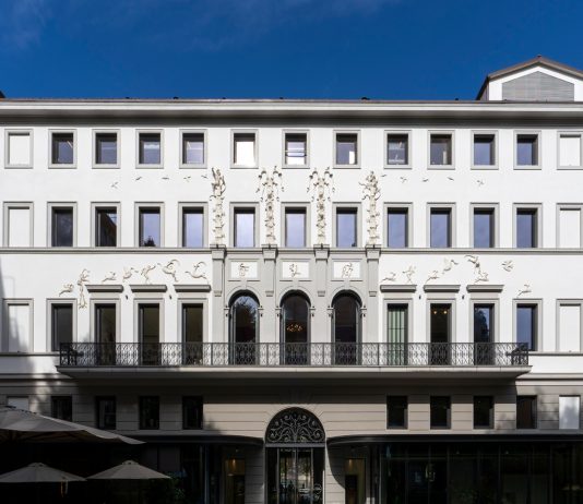 La ceramica di Diego Cibelli ridefinisce il volto della facciata di Fondazione Rovati a Milano Diego Cibelli, Una vita all'aria aperta, veduta dell'installazione, foto Daniele Portanome per Fondazione Luigi Rovati, Milano, 2025