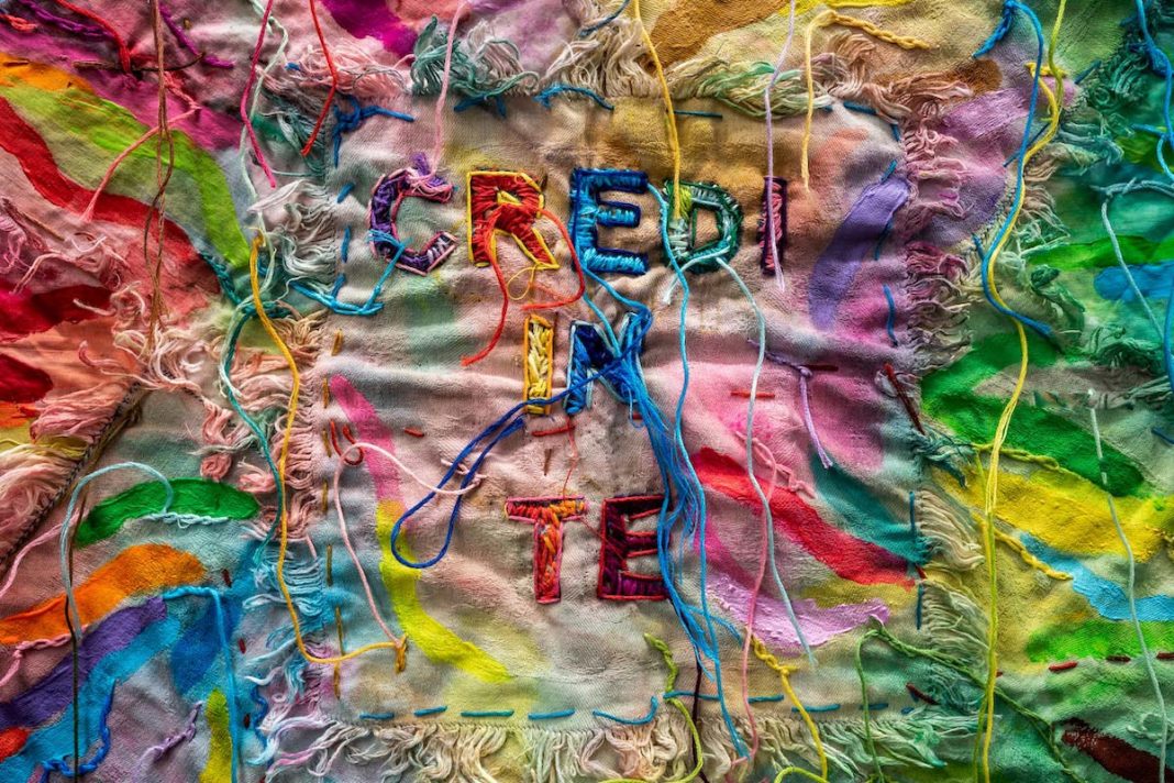 Voglino-Alice_Credi-in-te_-tecnica-mista-su-tovaglioli-antichi,-cm-80x58_2025-dett-d-web Credi in te - Alice Voglino, 2025, tecnica mista su tovaglioli antichi, cm 80x58 - ph Stefano Zampini