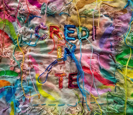 Alice Voglino al premio internazionale GAeM 2025 della Biennale Mosaico Contemporaneo di Ravenna Credi in te - Alice Voglino, 2025, tecnica mista su tovaglioli antichi, cm 80x58 - ph Stefano Zampini