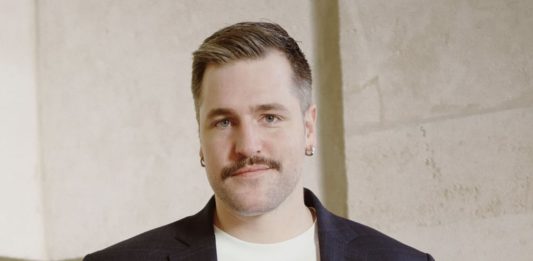 Cambio ai vertici: Karim Crippa è il nuovo direttore di Art Basel Paris direttore Karim Crippa art basel