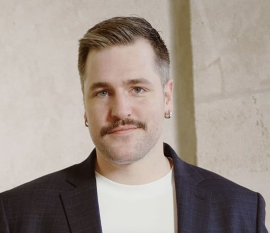 Cambio ai vertici: Karim Crippa è il nuovo direttore di Art Basel Paris direttore Karim Crippa art basel