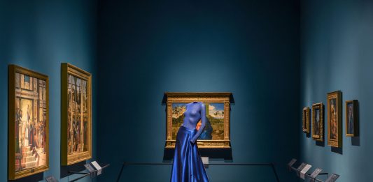 La Pinacoteca di Brera celebra Giorgio Armani: le sue creazioni a tu per tu con Tiepolo e Mantegna armani