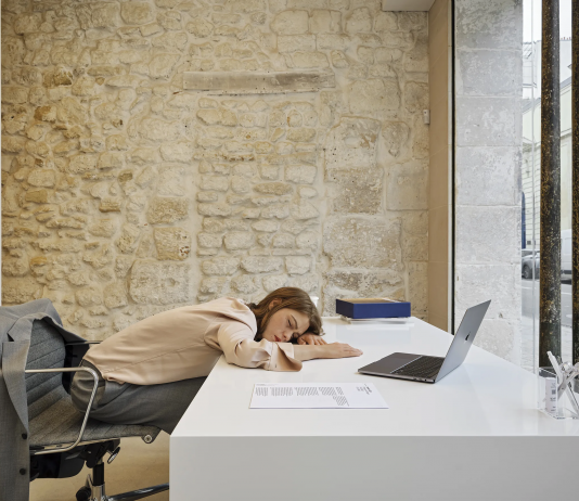 Elmgreen & Dragset, il sonno della realtà genera l’ambiguità: la nuova opera a Parigi