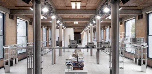 30 Blizzards. A Parigi il tableau vivant di Helen Marten che indaga le relazioni helen marten miu miu