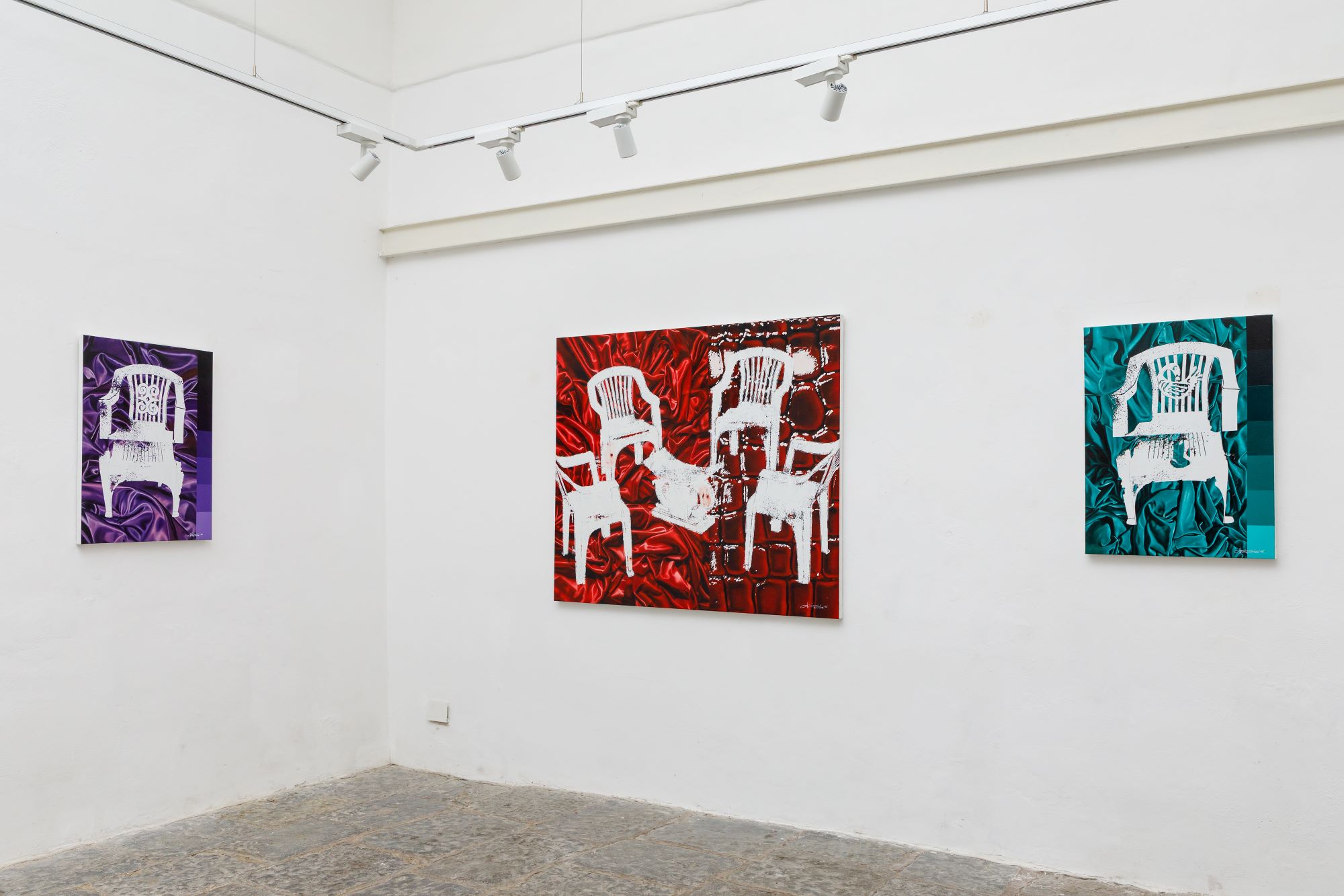 Joshua Oheneba-Takyi, The Silent Allegory of a Universal Chair, veduta della mostra, Shazar Gallery, Napoli, 2025, ph. Danilo Donzelli